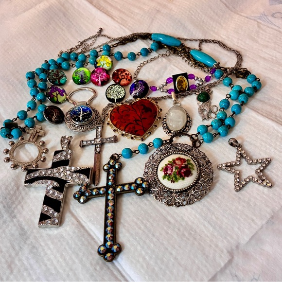 Jewelry - Mixed Charm, Pendants, Brooches, Keychain, Crosses & Religious Items